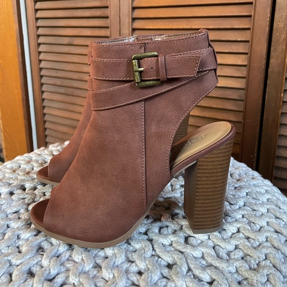 Open toed ankle boots - Picture 2 of 6